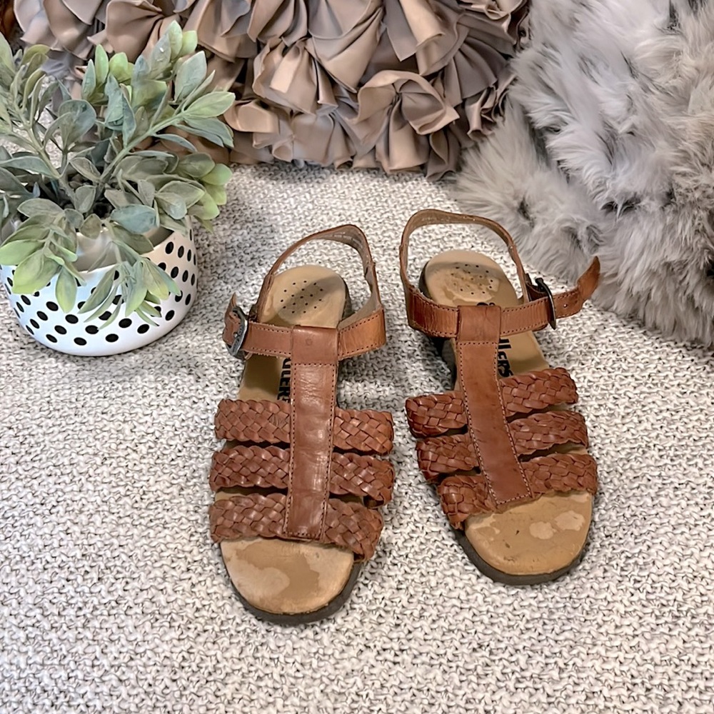 Cobbie Cuddlers Tan Woven Sandals Sz 8